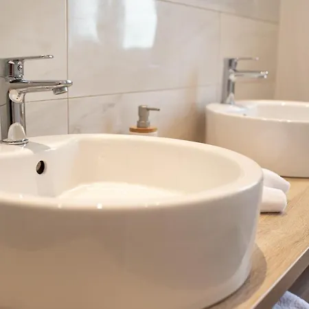 Luxury Lav Guest house *