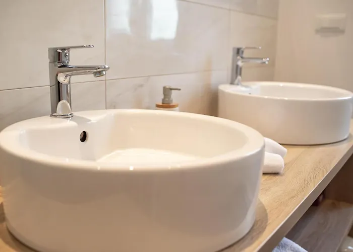 Luxury Lav בית הארחה 3*
