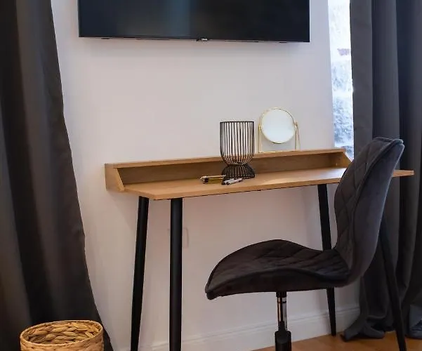 Luxury Lav בית הארחה 3*