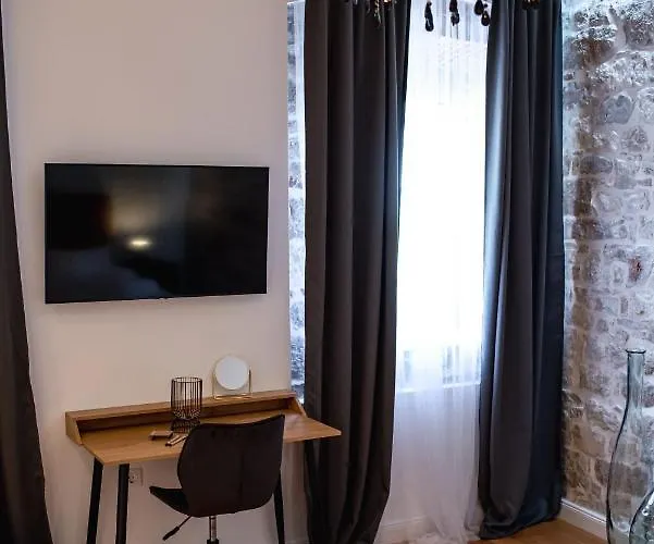 Luxury Lav בית הארחה 3*