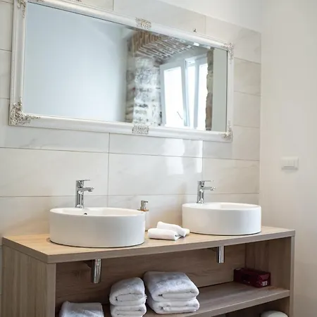 בית הארחה Luxury Lav 3*